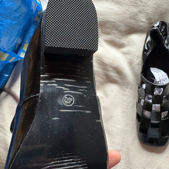 Chic Black Cutout Leather Flats - Picture 4 of 4